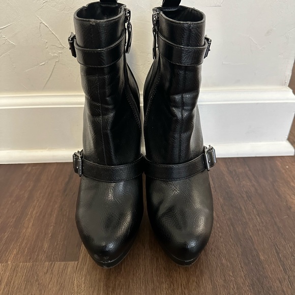 Vera Wang Booties - Picture 6 of 7